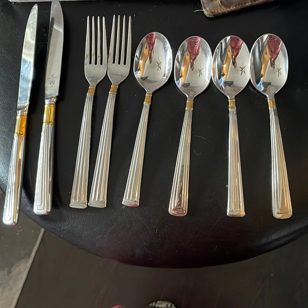 New pfaltzgraff Gold accent, eight pieces flatware
